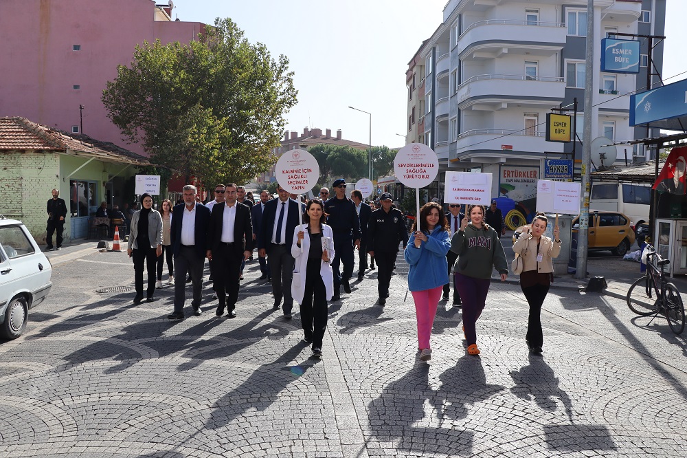 Kaymakamımız Tarık YERLİKAYA, Kalp-Damar ve Alzheimer Hastalıklarına Karşı Farkındalık Yürüyüşüne Katıldı